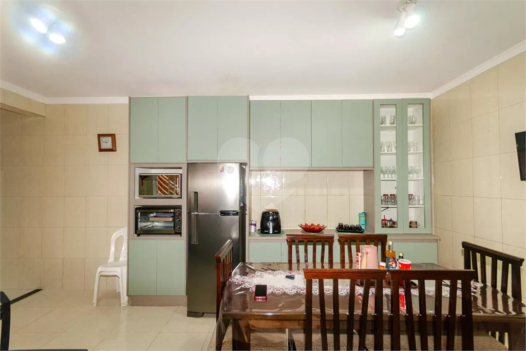 Esta espaçosa casa de 205 metros quadrados oferece um ambiente acolhedor e funcional para toda a família.