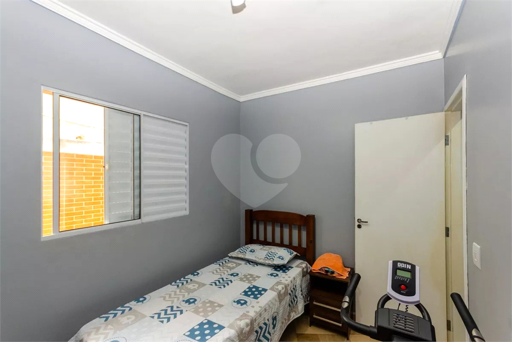 Esta espaçosa casa de 205 metros quadrados oferece um ambiente acolhedor e funcional para toda a família.