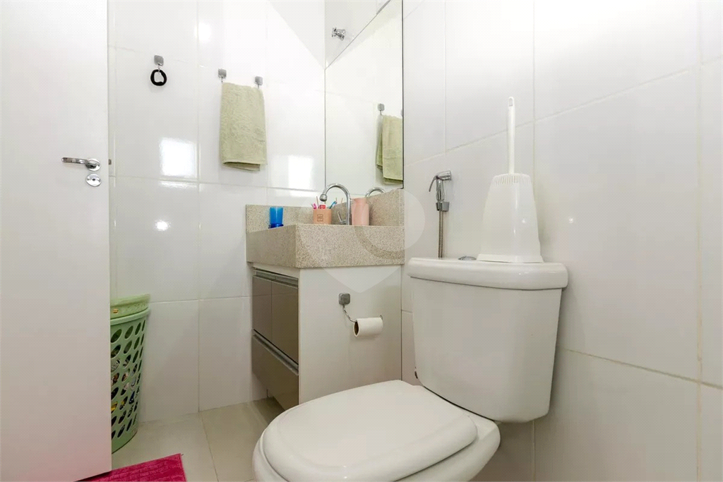 Esta espaçosa casa de 205 metros quadrados oferece um ambiente acolhedor e funcional para toda a família.