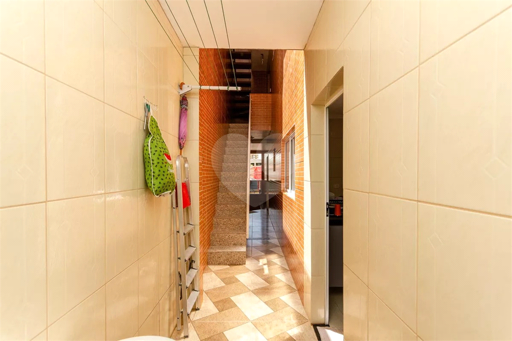 Esta espaçosa casa de 205 metros quadrados oferece um ambiente acolhedor e funcional para toda a família.