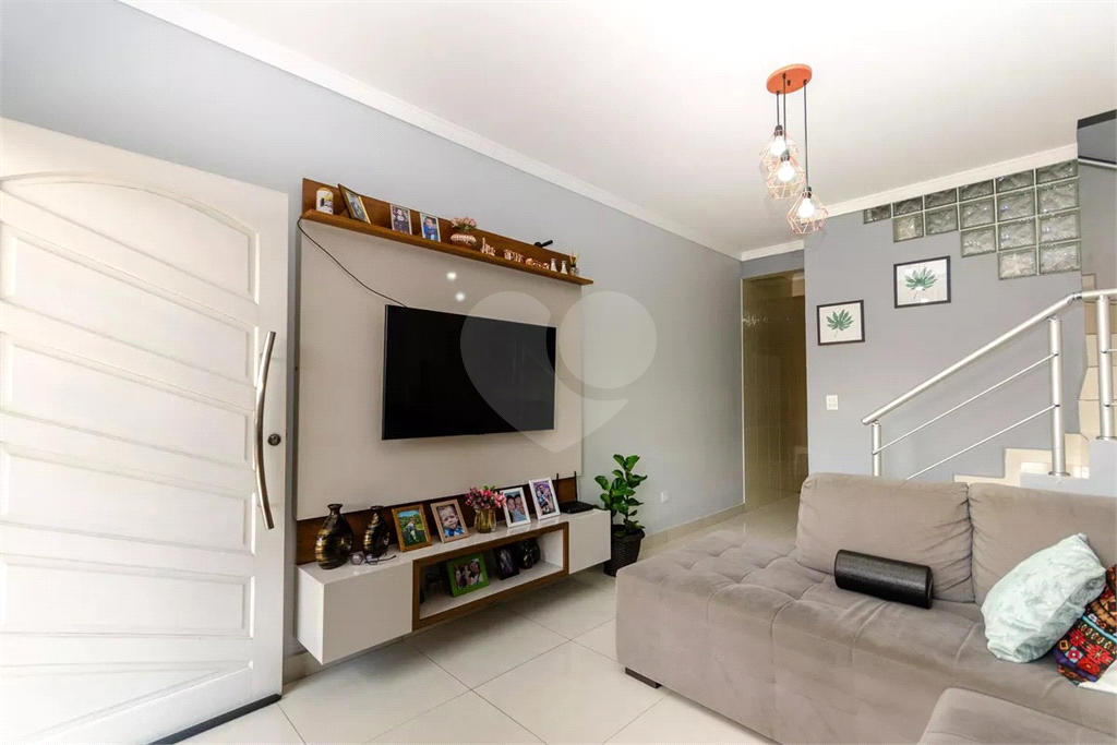 Esta espaçosa casa de 205 metros quadrados oferece um ambiente acolhedor e funcional para toda a família.