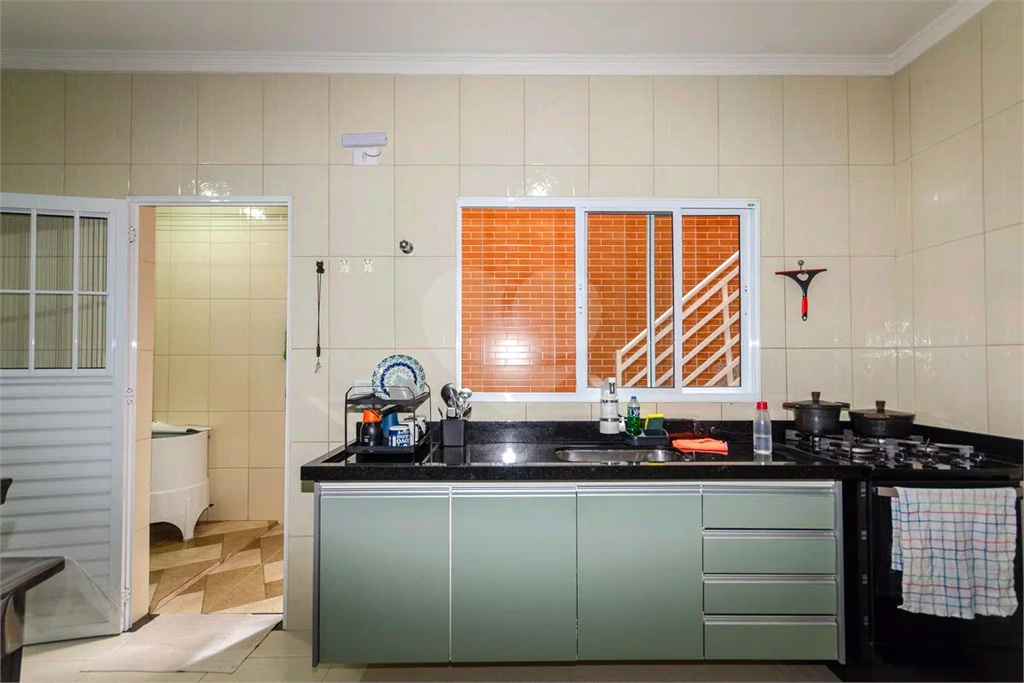 Esta espaçosa casa de 205 metros quadrados oferece um ambiente acolhedor e funcional para toda a família.