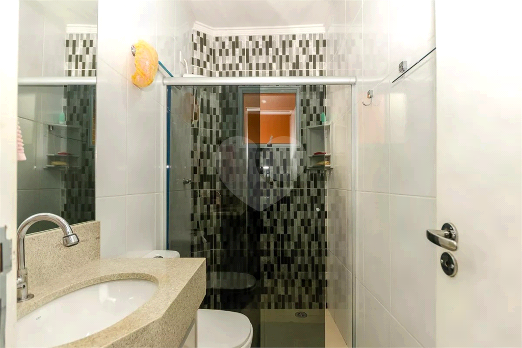 Esta espaçosa casa de 205 metros quadrados oferece um ambiente acolhedor e funcional para toda a família.