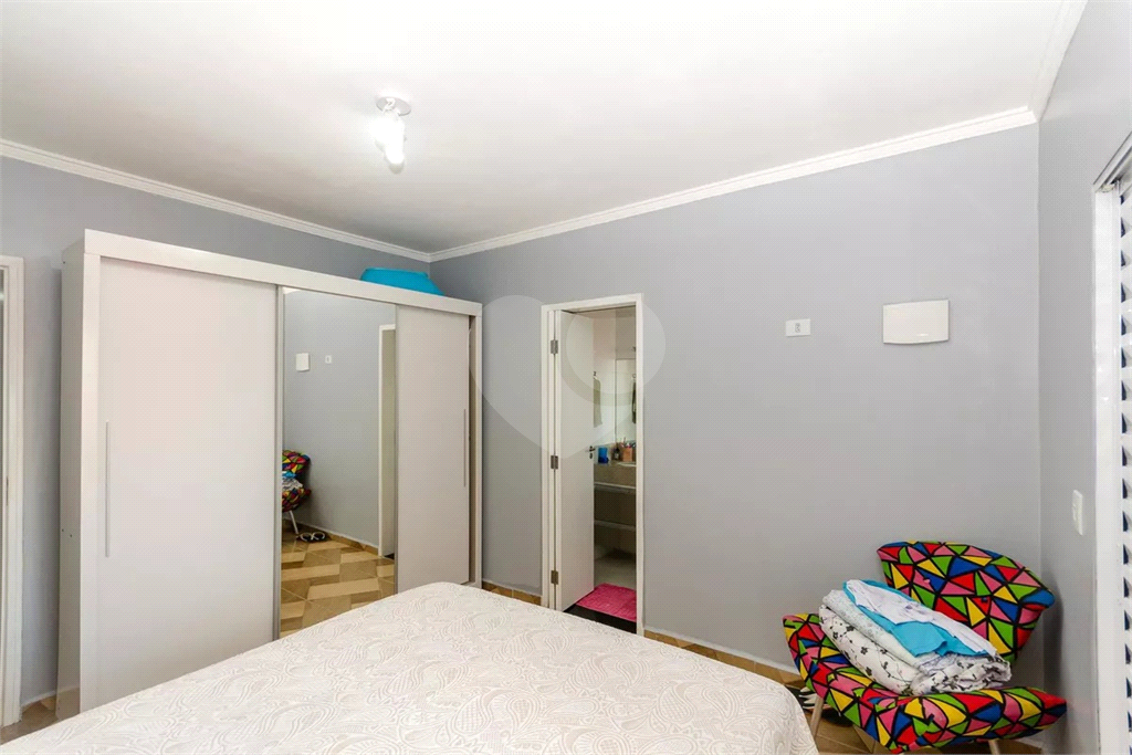 Esta espaçosa casa de 205 metros quadrados oferece um ambiente acolhedor e funcional para toda a família.