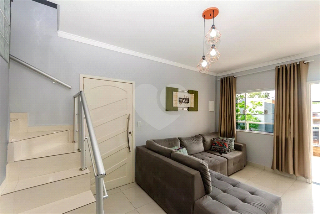 Esta espaçosa casa de 205 metros quadrados oferece um ambiente acolhedor e funcional para toda a família.