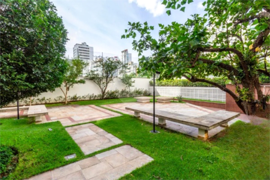 Higienópolis: 2 suítes, varanda envidraçada e vista aberta