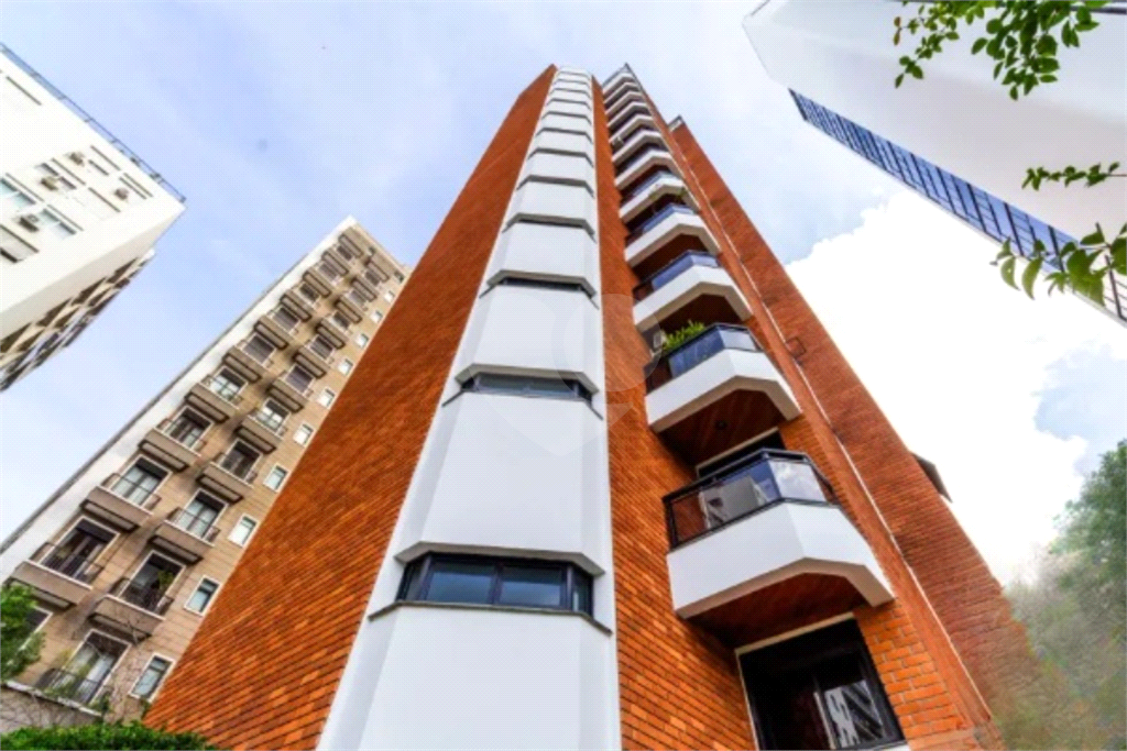 Higienópolis: 2 suítes, varanda envidraçada e vista aberta