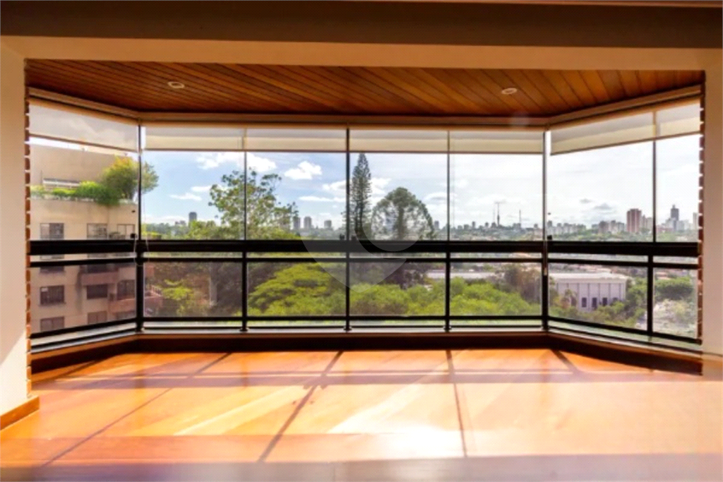 Higienópolis: 2 suítes, varanda envidraçada e vista aberta