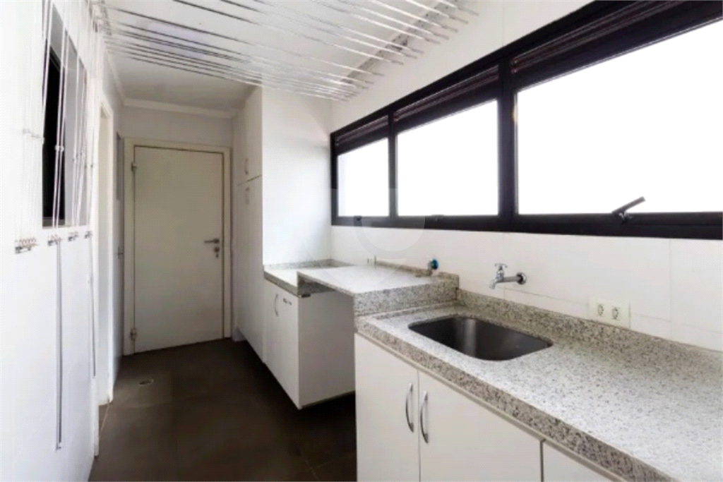 Higienópolis: 2 suítes, varanda envidraçada e vista aberta