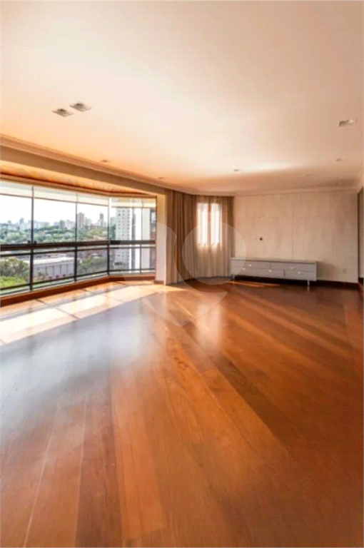 Higienópolis: 2 suítes, varanda envidraçada e vista aberta