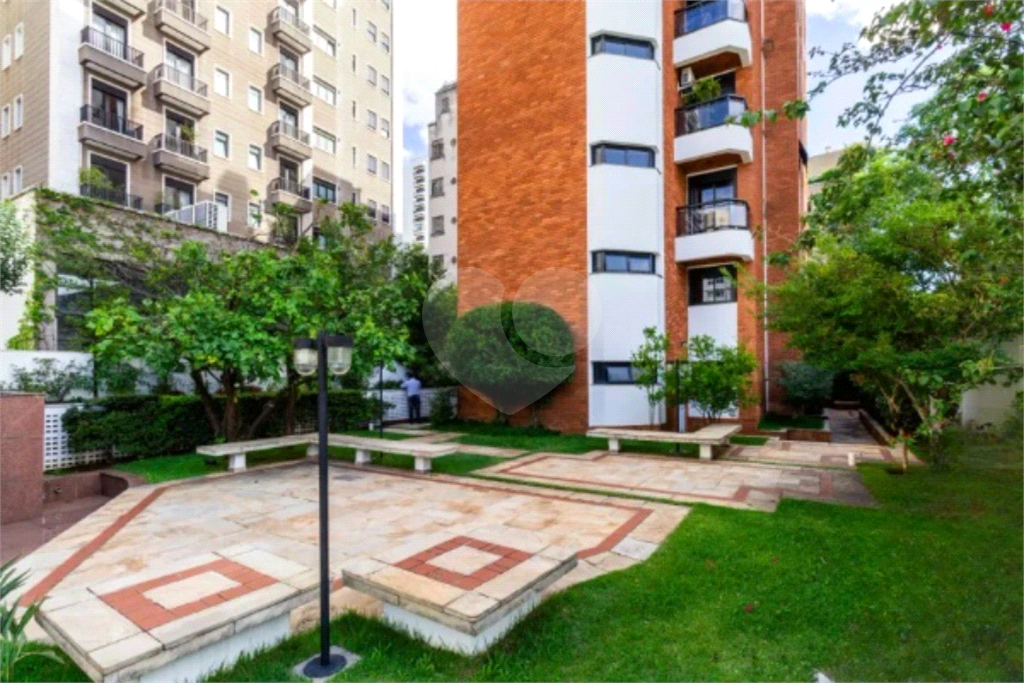 Higienópolis: 2 suítes, varanda envidraçada e vista aberta