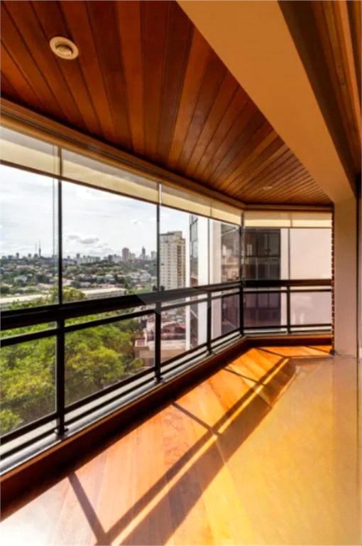 Higienópolis: 2 suítes, varanda envidraçada e vista aberta