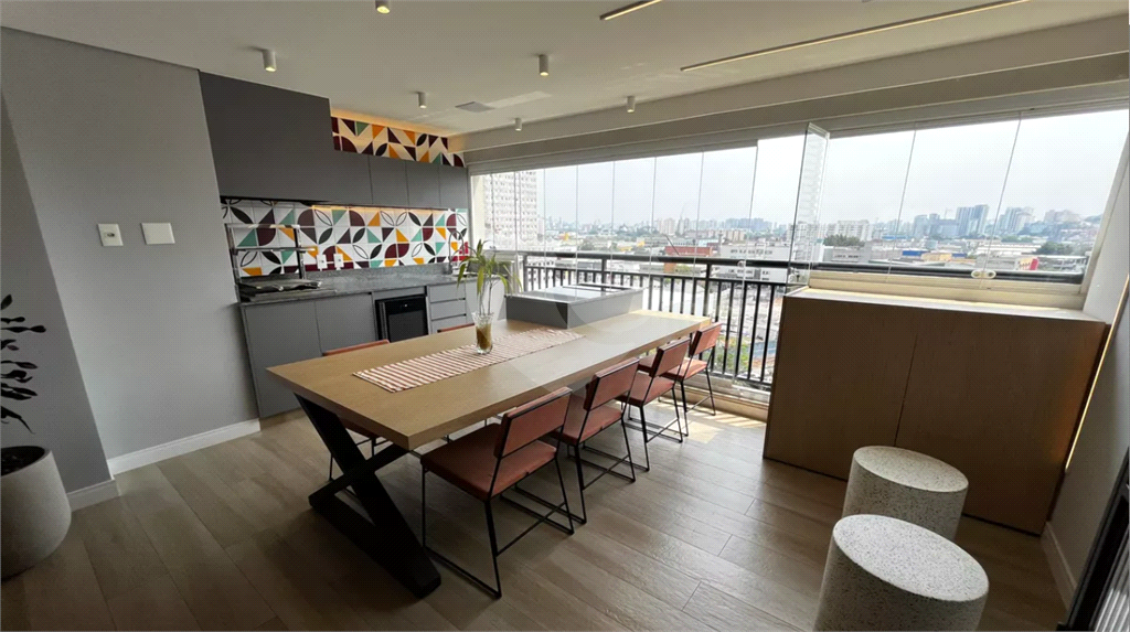 Este amplo e confortável apartamento está situado no vibrante bairro do Limão, em São Paulo