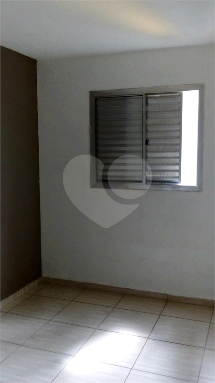Apartamento a venda no Parque Pinheiros com 2 quartos, sala para dois ambientes, área de serviço, cozinha, banheiro e 1 vaga de garagem.