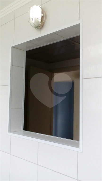 Apartamento a venda no Parque Pinheiros com 2 quartos, sala para dois ambientes, área de serviço, cozinha, banheiro e 1 vaga de garagem.