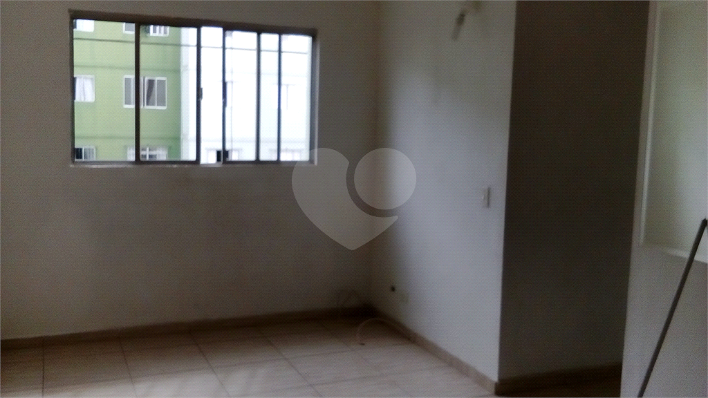 Apartamento a venda no Parque Pinheiros com 2 quartos, sala para dois ambientes, área de serviço, cozinha, banheiro e 1 vaga de garagem.