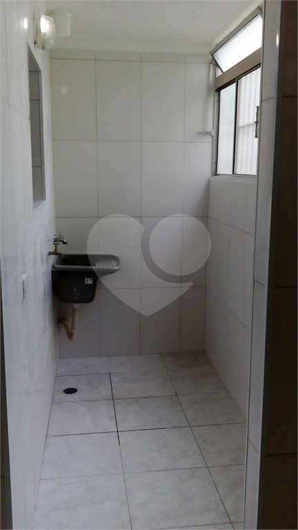 Apartamento a venda no Parque Pinheiros com 2 quartos, sala para dois ambientes, área de serviço, cozinha, banheiro e 1 vaga de garagem.