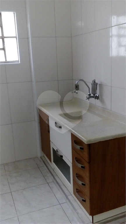 Apartamento a venda no Parque Pinheiros com 2 quartos, sala para dois ambientes, área de serviço, cozinha, banheiro e 1 vaga de garagem.