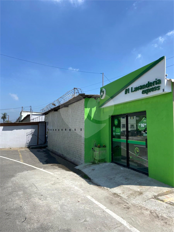 Apartamento a venda no Parque Pinheiros com 2 quartos, sala para dois ambientes, área de serviço, cozinha, banheiro e 1 vaga de garagem.