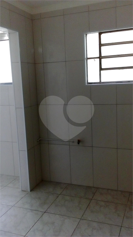 Apartamento a venda no Parque Pinheiros com 2 quartos, sala para dois ambientes, área de serviço, cozinha, banheiro e 1 vaga de garagem.