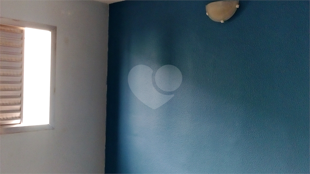 Apartamento a venda no Parque Pinheiros com 2 quartos, sala para dois ambientes, área de serviço, cozinha, banheiro e 1 vaga de garagem.