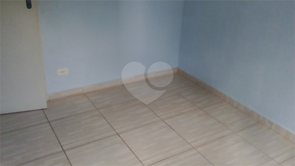 Apartamento a venda no Parque Pinheiros com 2 quartos, sala para dois ambientes, área de serviço, cozinha, banheiro e 1 vaga de garagem.