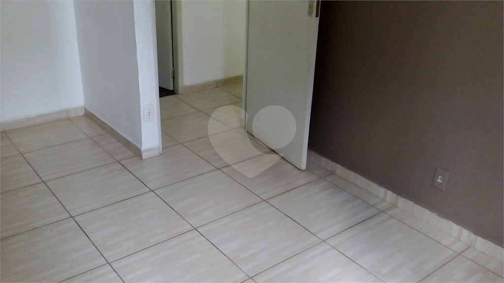 Apartamento a venda no Parque Pinheiros com 2 quartos, sala para dois ambientes, área de serviço, cozinha, banheiro e 1 vaga de garagem.