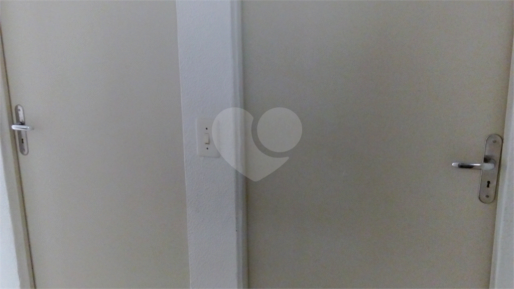 Apartamento a venda no Parque Pinheiros com 2 quartos, sala para dois ambientes, área de serviço, cozinha, banheiro e 1 vaga de garagem.