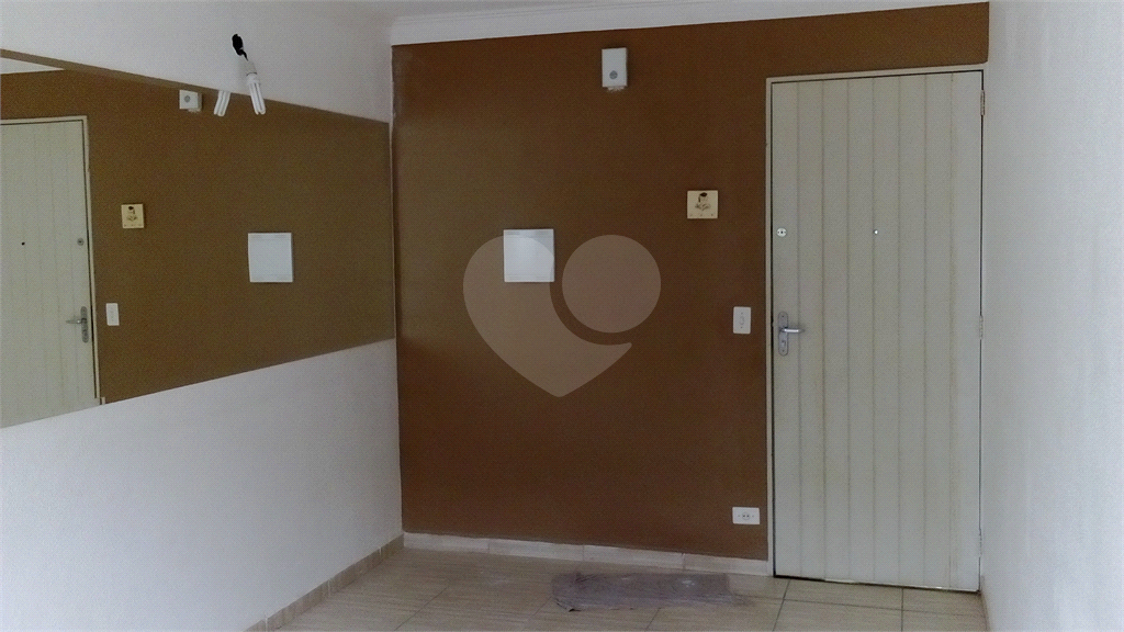 Apartamento a venda no Parque Pinheiros com 2 quartos, sala para dois ambientes, área de serviço, cozinha, banheiro e 1 vaga de garagem.