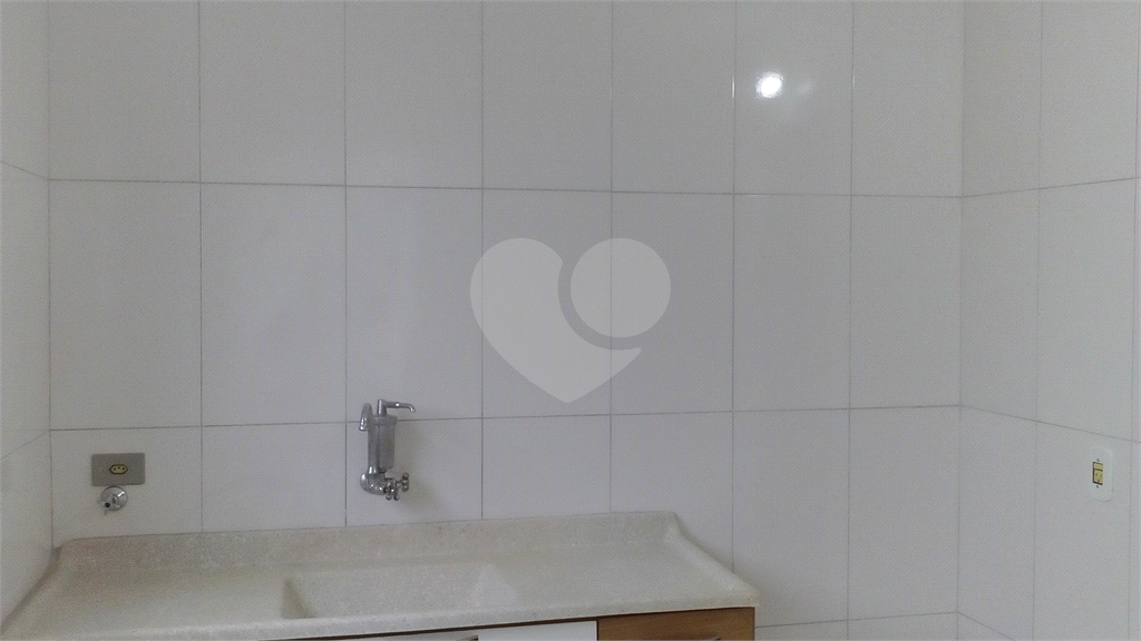 Apartamento a venda no Parque Pinheiros com 2 quartos, sala para dois ambientes, área de serviço, cozinha, banheiro e 1 vaga de garagem.