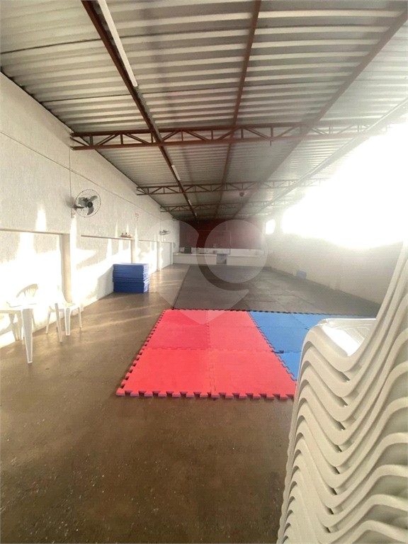 Apartamento a venda no Parque Pinheiros com 2 quartos, sala para dois ambientes, área de serviço, cozinha, banheiro e 1 vaga de garagem.