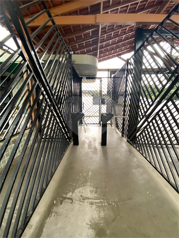 Apartamento a venda no Parque Pinheiros com 2 quartos, sala para dois ambientes, área de serviço, cozinha, banheiro e 1 vaga de garagem.