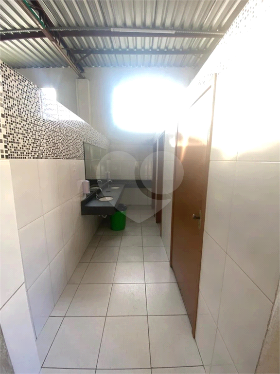 Apartamento a venda no Parque Pinheiros com 2 quartos, sala para dois ambientes, área de serviço, cozinha, banheiro e 1 vaga de garagem.
