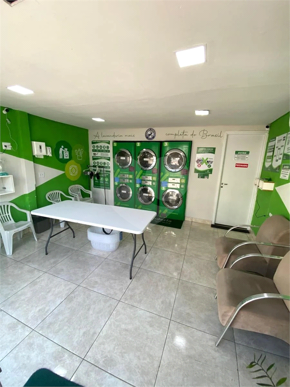 Apartamento a venda no Parque Pinheiros com 2 quartos, sala para dois ambientes, área de serviço, cozinha, banheiro e 1 vaga de garagem.