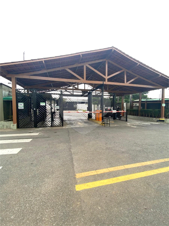 Apartamento a venda no Parque Pinheiros com 2 quartos, sala para dois ambientes, área de serviço, cozinha, banheiro e 1 vaga de garagem.