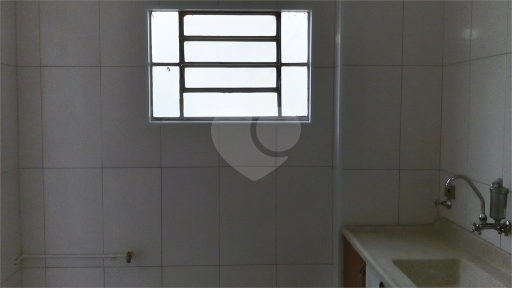 Apartamento a venda no Parque Pinheiros com 2 quartos, sala para dois ambientes, área de serviço, cozinha, banheiro e 1 vaga de garagem.