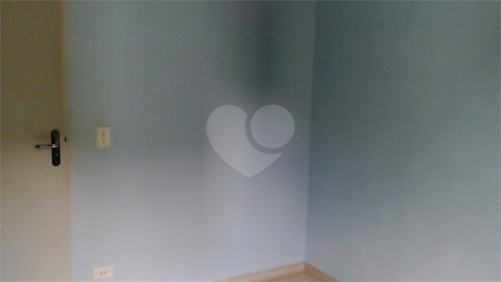 Apartamento a venda no Parque Pinheiros com 2 quartos, sala para dois ambientes, área de serviço, cozinha, banheiro e 1 vaga de garagem.