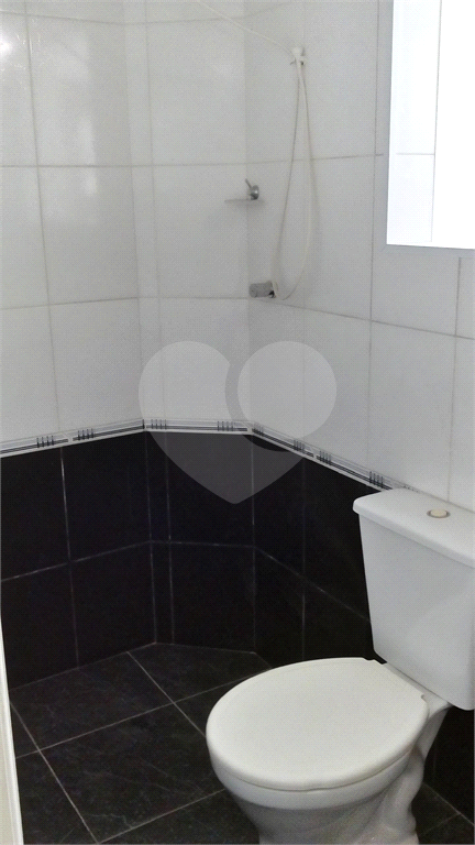 Apartamento a venda no Parque Pinheiros com 2 quartos, sala para dois ambientes, área de serviço, cozinha, banheiro e 1 vaga de garagem.