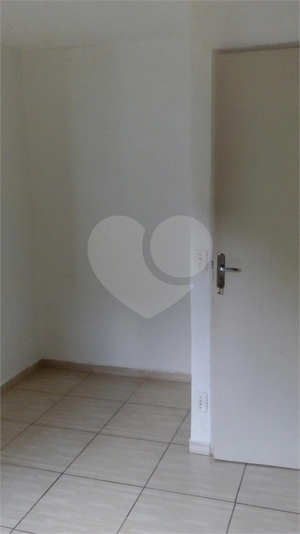 Apartamento a venda no Parque Pinheiros com 2 quartos, sala para dois ambientes, área de serviço, cozinha, banheiro e 1 vaga de garagem.