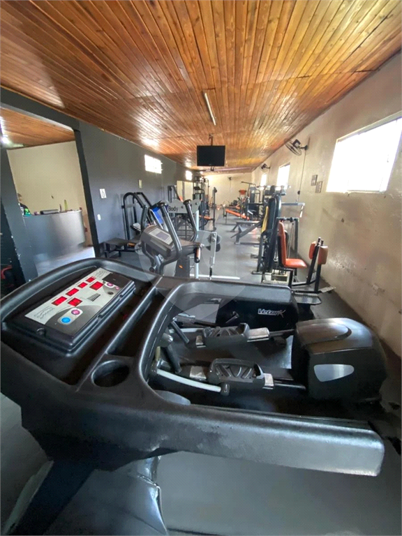 Apartamento a venda no Parque Pinheiros com 2 quartos, sala para dois ambientes, área de serviço, cozinha, banheiro e 1 vaga de garagem.