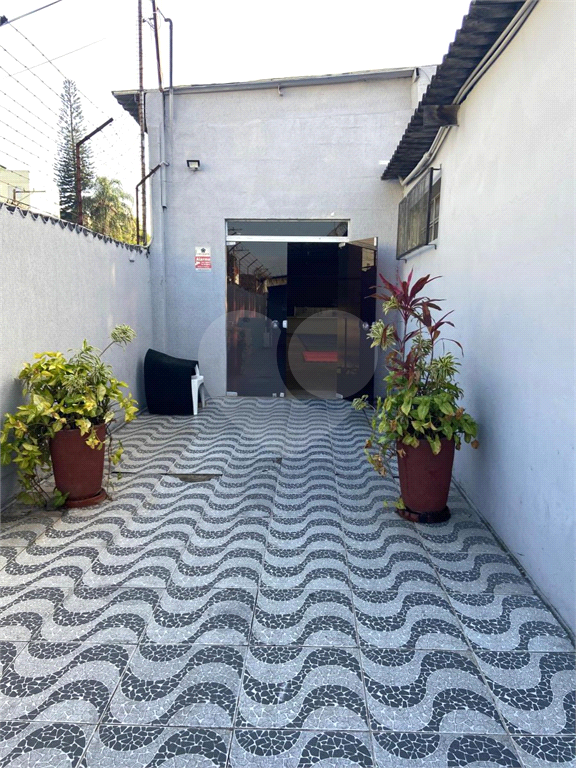 Apartamento a venda no Parque Pinheiros com 2 quartos, sala para dois ambientes, área de serviço, cozinha, banheiro e 1 vaga de garagem.