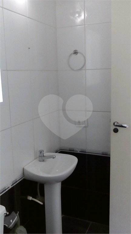 Apartamento a venda no Parque Pinheiros com 2 quartos, sala para dois ambientes, área de serviço, cozinha, banheiro e 1 vaga de garagem.