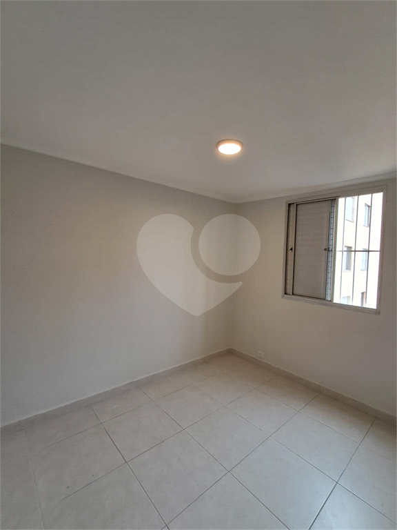 Apartamento com 2 quartos, sala para dois ambientes e vaga de garagem próximo a Estrada do Campo Limpo a 1,7 km da Estação Campo Limpo do metrô.