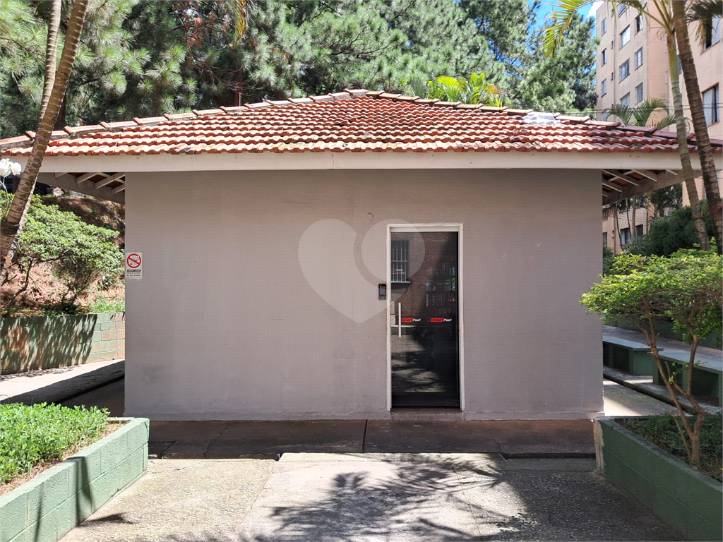 Apartamento com 2 quartos, sala para dois ambientes e vaga de garagem próximo a Estrada do Campo Limpo a 1,7 km da Estação Campo Limpo do metrô.