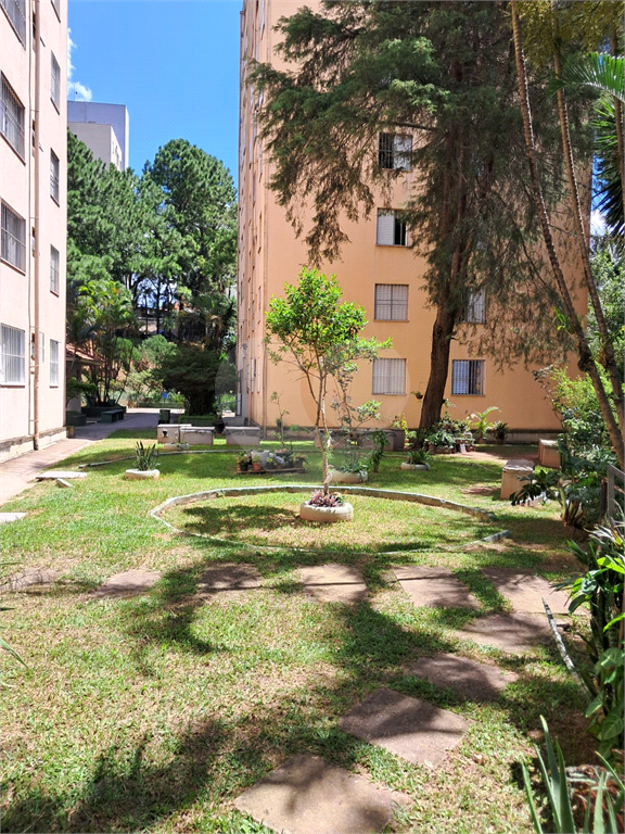 Apartamento com 2 quartos, sala para dois ambientes e vaga de garagem próximo a Estrada do Campo Limpo a 1,7 km da Estação Campo Limpo do metrô.