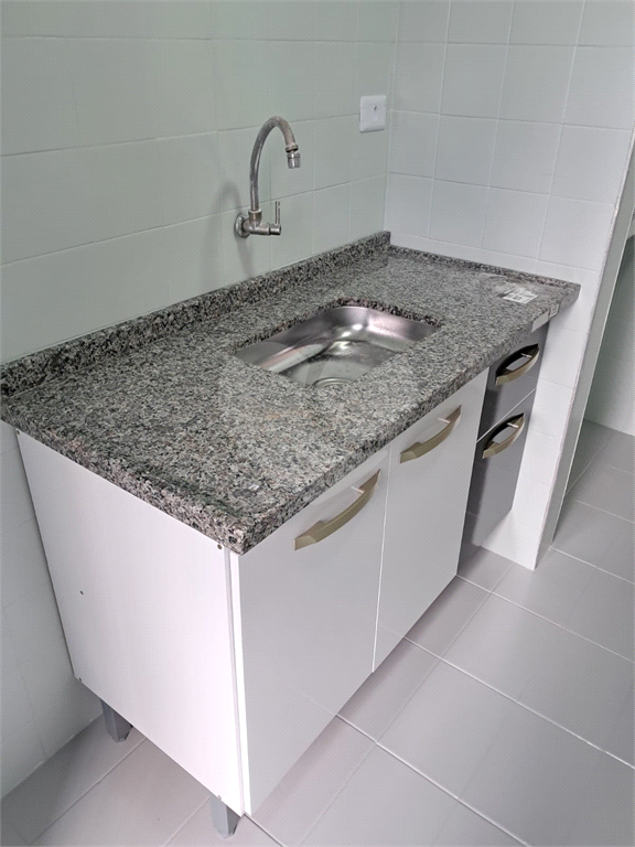 Apartamento com 2 quartos, sala para dois ambientes e vaga de garagem próximo a Estrada do Campo Limpo a 1,7 km da Estação Campo Limpo do metrô.