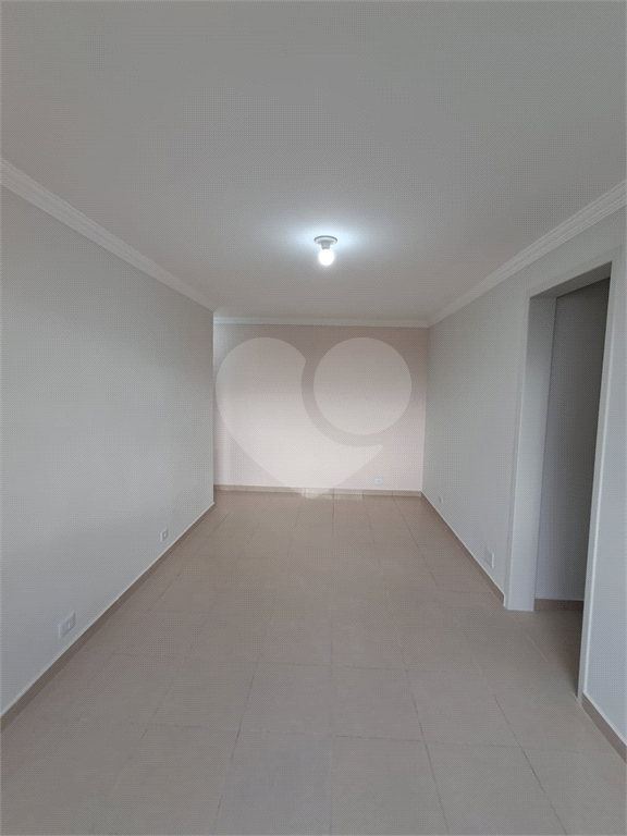 Apartamento com 2 quartos, sala para dois ambientes e vaga de garagem próximo a Estrada do Campo Limpo a 1,7 km da Estação Campo Limpo do metrô.