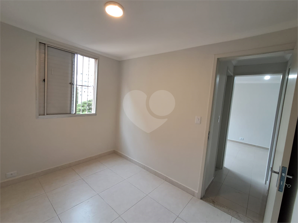 Apartamento com 2 quartos, sala para dois ambientes e vaga de garagem próximo a Estrada do Campo Limpo a 1,7 km da Estação Campo Limpo do metrô.