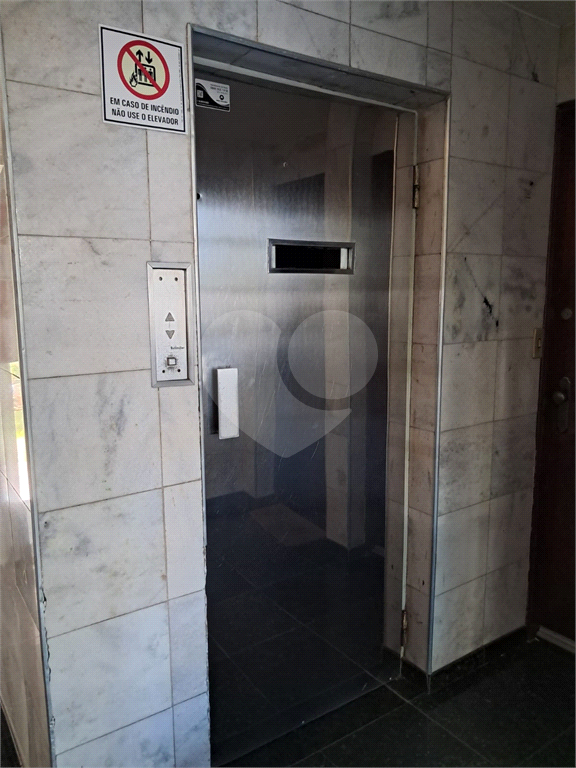 Apartamento com 2 quartos, sala para dois ambientes e vaga de garagem próximo a Estrada do Campo Limpo a 1,7 km da Estação Campo Limpo do metrô.