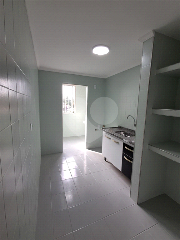 Apartamento com 2 quartos, sala para dois ambientes e vaga de garagem próximo a Estrada do Campo Limpo a 1,7 km da Estação Campo Limpo do metrô.